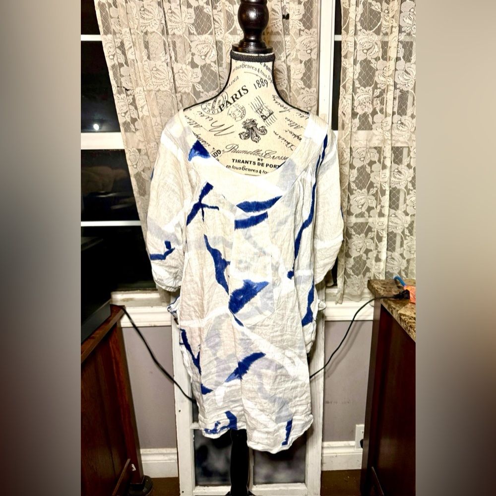 Women's Blue and White V-Neck Tunic Top